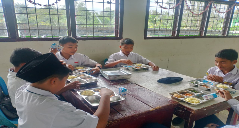 Perdana Program MBG di MTsN Tapanuli Utara, Siswa Sambut dengan Keceriaan