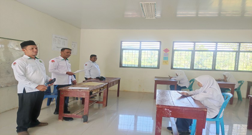 Monitoring Ujian Madrasah di MTsN Tapanuli Utara, Kasi Pendis Ajak Siswa MTsN Tapanuli Utara Raih Masa Depan Melalui Madrasah.