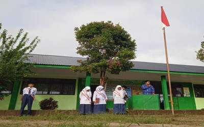 Upacara Bendera MTsN Tapanuli Utara Amanat: “Sedikit-sedikit, Lama-lama Menjadi Bukit”
